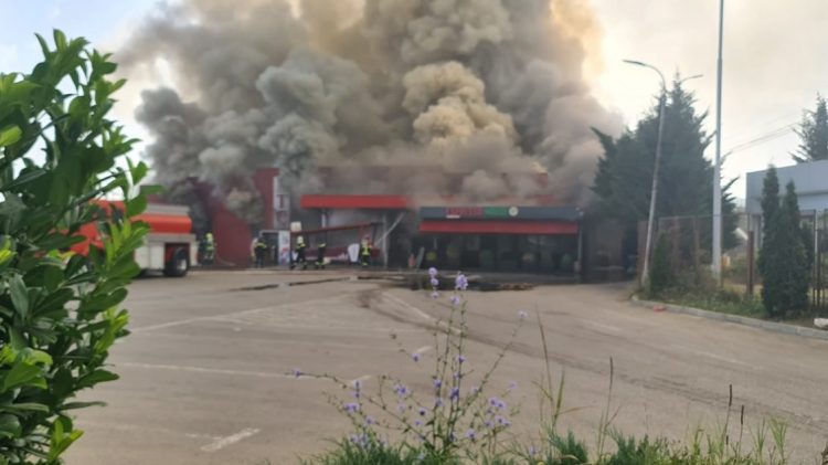 Zjarr i madh në objektin e ETC-së në Klinë