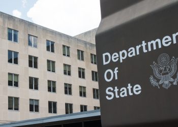 Kongresmeni amerikan Self “gozhdon” me pyetje zyrtarin e DASH-it: Pse po kërkoni mbajtjen e zgjedhjeve të reja në veri të Kosovës (Video)