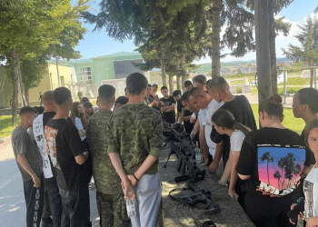 Përfundon programi me nxënësit në dy kazerma, Ministria e Mbrojtjes: Fituan shkathësitë e sigurisë dhe mbrojtjes