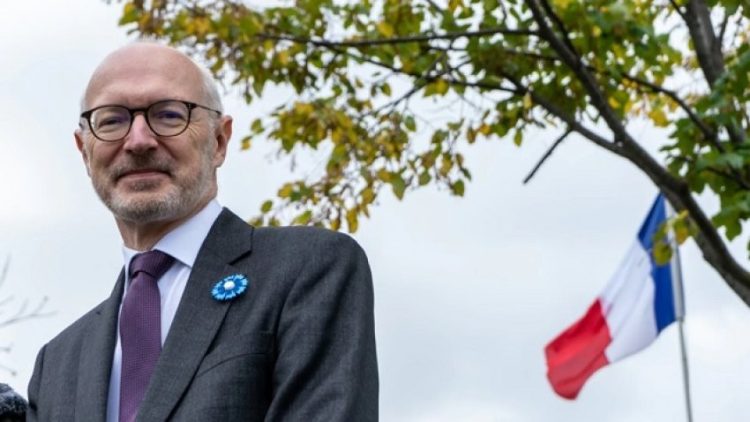 Alarmon juristi: Ambasadori francez është kundër tërheqjes së masave të BE-së ndaj Kosovës!