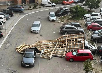 Pronari i njërës nga veturat e dëmtuara në lagjen “Bregu i Diellit” thotë se kulmi i rënë ishte ndërtim pa leje