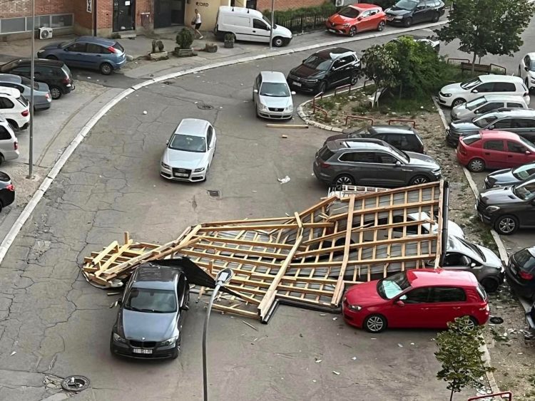 Pronari i njërës nga veturat e dëmtuara në lagjen “Bregu i Diellit” thotë se kulmi i rënë ishte ndërtim pa leje
