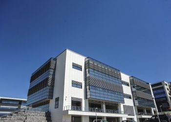 Në Pallatin e Drejtësisë mungon ventilimi, stafi merret me qindra lëndë