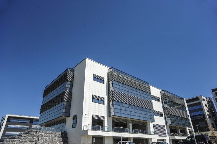 Në Pallatin e Drejtësisë mungon ventilimi, stafi merret me qindra lëndë