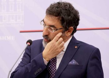 “Një ngjarje e tmerrshme që sjell panik”, deputeti i njohur zbulon arsyen e shkarkimit të Bledi Çuçit