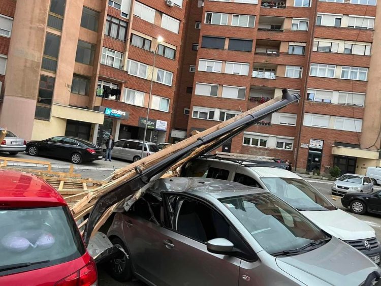 Qytetarëve të Prishtinës u bëhet thirrje për kujdes të shtuar në trafik pas reshjeve të shiut