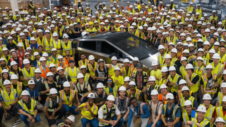 Tesla prodhon Cybertruckun e parë