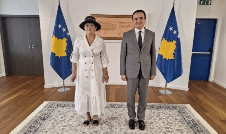 Ish-nënkryetarja e Zveçanit: U shkarkova pasi PDK pa fotot e mia me Kurtin