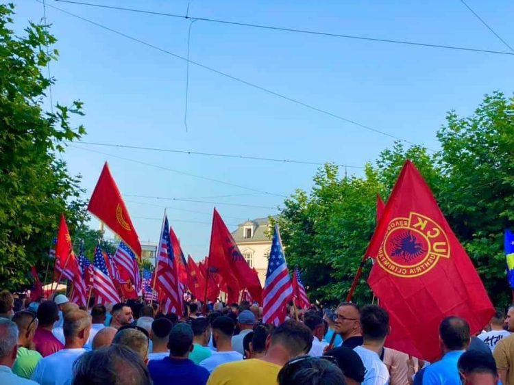 Protestë e zbehtë e PDK-së dhe AAK-së në emër të veteranëve