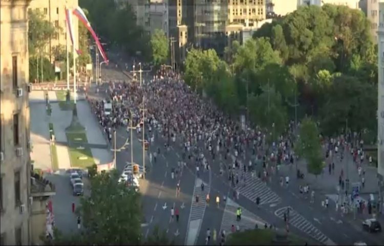 Mijëra qytetarë protestuan në Beograd dhe në 30 qytete tjera të Serbisë
