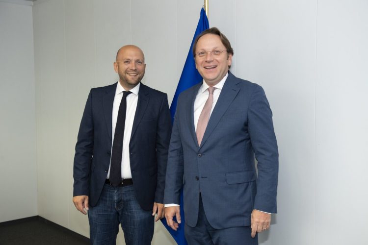 Varhelyi takohet me Sarrazinin, diskutojnë “si ta sjellin rajonin më shpejt në BE”