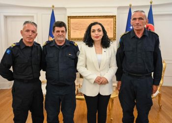 Osmani pret në takim tre policët që u kidnapuan në veri nga Serbia