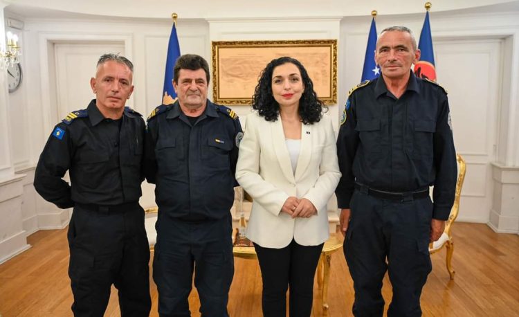 Osmani pret në takim tre policët që u kidnapuan në veri nga Serbia