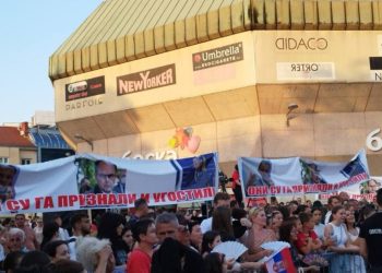 Simbole çetnike dhe fotografi të Ratko Mlladiqit në një koncert në Banja Llukë – i ftuar edhe…