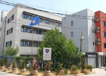 Vendosen dy flamuj të Kosovës në oborrin e Komunës në Mitrovicën e Veriut