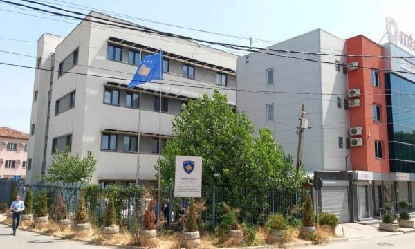 Vendosen dy flamuj të Kosovës në oborrin e Komunës në Mitrovicën e Veriut