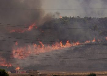 Greqia vazhdon luftën me zjarret