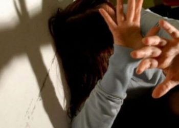 Obiliq:19 vjeçari i shkon në shtëpi ish-gruas, e rrah dhe i merr me zor djalin
