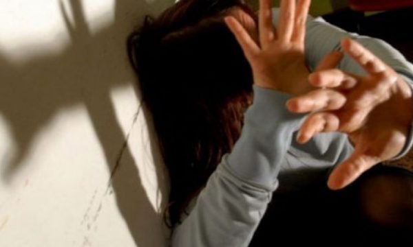 Obiliq:19 vjeçari i shkon në shtëpi ish-gruas, e rrah dhe i merr me zor djalin