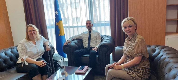 Zyrtarja e parë e BE-së që shkon për vizitë tek kryetari i komunës së Mitrovicës së Veriut