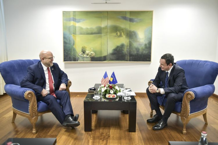 Kurti pas takimit me ambasadorin amerikan: Diskutuam rreth sfidave të bërit biznes
