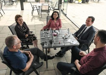 Kurti publikon foto me Osmanin, Konjufcën, Bislimin e Gërvallën