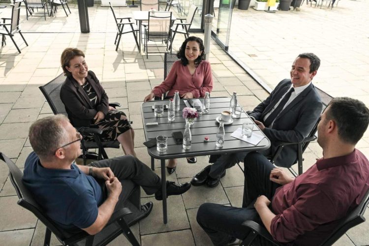 Kurti publikon foto me Osmanin, Konjufcën, Bislimin e Gërvallën