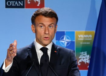 Macron: Rusia e brishtë ushtarakisht dhe politikisht