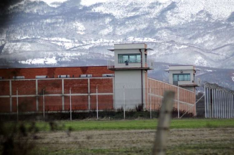 Sërish përleshje në burgun e Dubravës, 42-vjeçarin sulmon të burgosurin tjetër për një fjalë goje