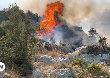 ​Vazhdon puna për shuarjen e vatrave të zjarrit në Shqipëri
