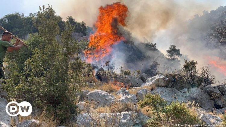 ​Vazhdon puna për shuarjen e vatrave të zjarrit në Shqipëri