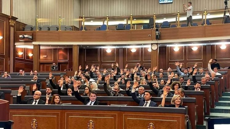 Dështon ndryshimi i Ligjit për Shërbyesit Civilë, voton kundër deputeti i pushtetit