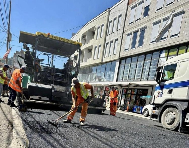 Dikur këtu protestohej, sot po asfaltohet, ministri Aliu njofton punimet në lagjen e Boshnjakëve në veri