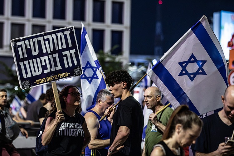 Dhjetëra mijëra izraelitë në rrugët e Tel Avivit kundër reformës gjyqësore