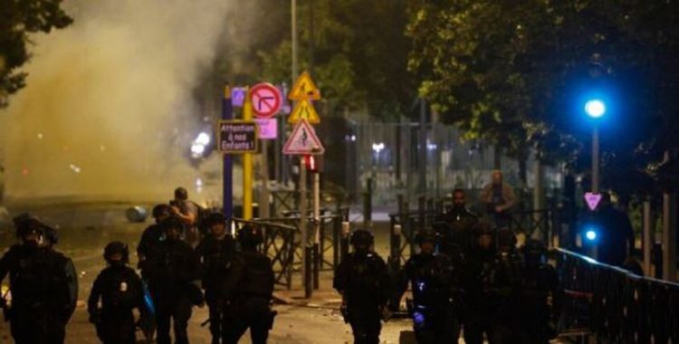 Protestat e ashpra në Francë, vjen reagimi i menjëhershëm i kancelarit Scholz