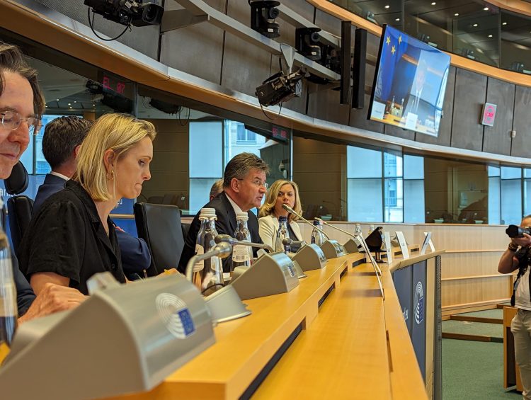 Lajçak: Pavarësisht hapave drejt uljes së tensioneve, situata mbetet e brishtë në veri