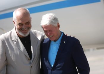 Clinton arrin në Shqipëri, Rama e pret në aeroport