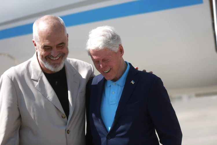 Clinton arrin në Shqipëri, Rama e pret në aeroport
