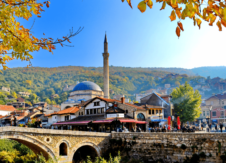 Prizrenasi nervozohet me gjobën në trafik, i gjuan me çelësa policët që ia shqiptuan