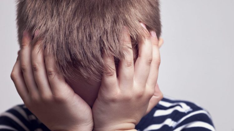 DSK: Përfaqësuesi i qendrës OPFAKOS në Pejë ushtroi dhunë fizike ndaj një fëmije me sindromën Down, të njëjtin më pas e hodhi në ujë