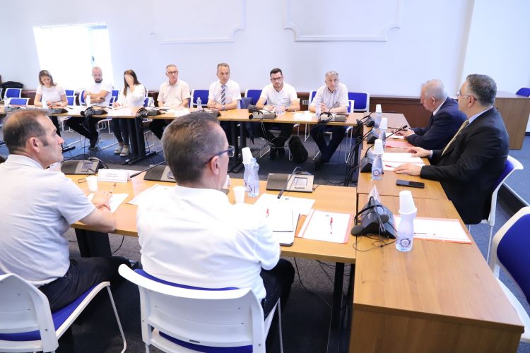 AAK-ja nis takimet konsultative me Sindikata