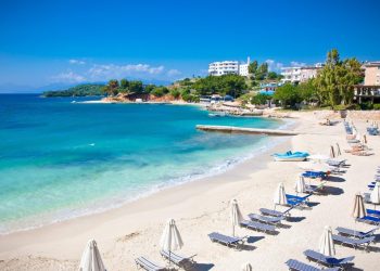 “Çmenden” çmimet në Ksamil, deri në një mijë euro një shezllon