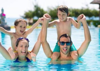 Si ta ndihmoni një fëmijë të kapërcejë frikën e ujit?