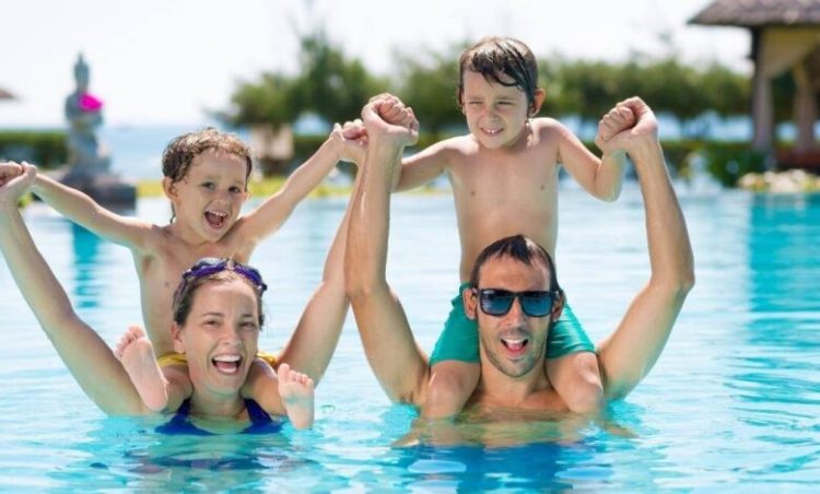 Si ta ndihmoni një fëmijë të kapërcejë frikën e ujit?