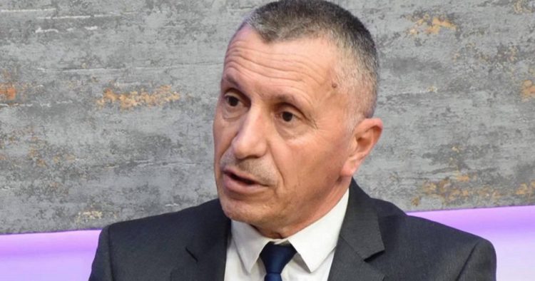 Kamberi dorëzon propozimin e Ligjit për mbrojtjen e të drejtave dhe lirive të pakicave