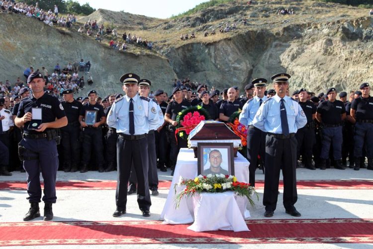 Osmani përkujton policin Enver Zymberi: Ai ishte mishërim i përkushtimit, guximit dhe vetëmohim