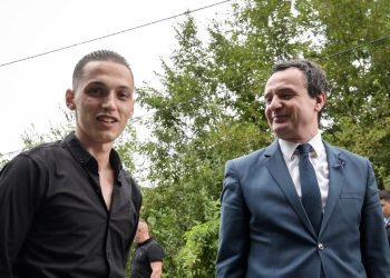 Kurti për djalin e Enver Zymberit: Dëshira e tij për t’i ndjekur hapat e babait, na jep shpresë se rinia do t’i shërbejë vendit
