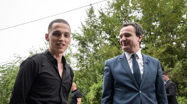 Kurti për djalin e Enver Zymberit: Dëshira e tij për t’i ndjekur hapat e babait, na jep shpresë se rinia do t’i shërbejë vendit