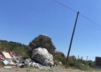 Përfundon në mbeturina guri përkujtimor i Nënës Pashkë