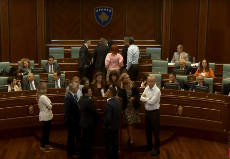 Opozita bllokon foltoren e Kuvendit, kërkon të mos mbahet seanca